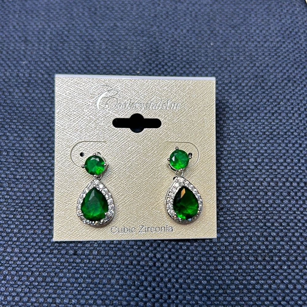 Gorgeous, green and clear, Crystal drop pendant earrings,NEW, 3/4”